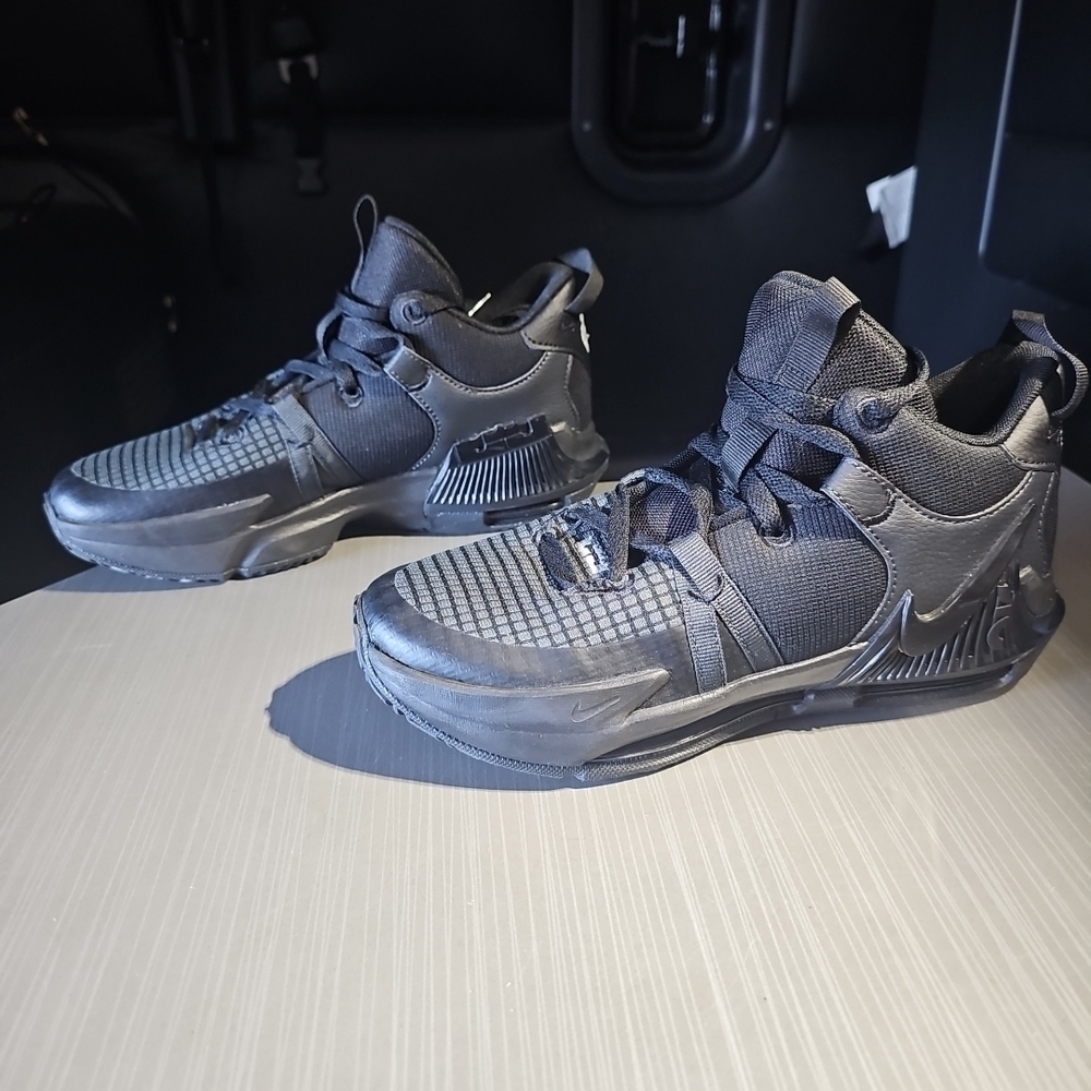 Nike Lebron Witness 7 Basketball Shoes Black DM1123-004 Youth Size 6.5Y‎ EUC